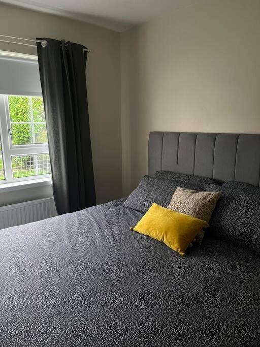 Cosy 4 Bed Bungalow In Quiet Residential Area! Strabane Esterno foto