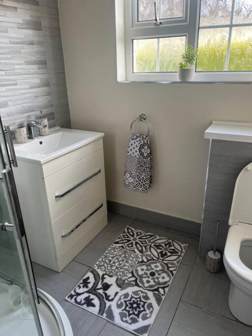 Cosy 4 Bed Bungalow In Quiet Residential Area! Strabane Esterno foto